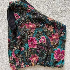 Evereve Black and Brown one sleeve top